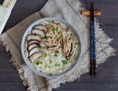 Giờ bạn chỉ việc thưởng thức món mì ngon lành, nóng hổi này nha. Mì gà nấu nấm rất đơn giản và dễ nấu cũng như hương vị dễ ăn, mát lành, thích hợp dùng vào những bữa ăn sáng ngày cuối tuần đấy.