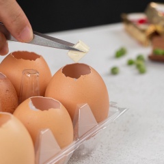 Xếp lần lượt ngò rí, phô mai viên, thịt chân giò, nấm mèo cùng các loại rau củ và thêm chút mè rang ở giữa vào đầy quả trứng. Cho phần nước hầm nhẹ nhàng vào bên trong quả trứng bằng phễu nhỏ. Vừa cho vừa lắc đều, nhẹ nhàng để đảm bảo nước dùng đầy kín trong quả trứng. Để trứng nguội, sau đó cho vào ngăn mát 20 phút trứng sẽ đông lại. Khi đó, đập nhẹ quả trứng và bóc vỏ ra, thưởng thức món thịt đông hấp dẫn thôi.