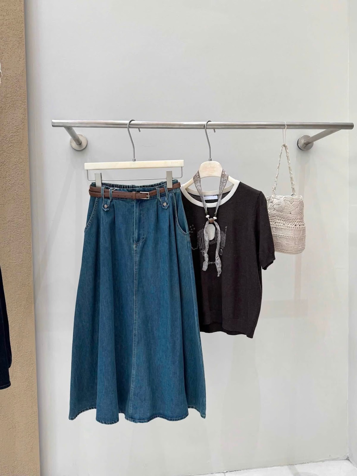 Chân váy dài jean xòe đính đai đinh lưng chun XONXEN SHOP 88820 – Image 3