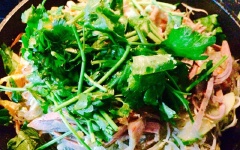 Cho lần lượt miến, dưa leo, chả lụa, thịt heo nạc, giá đỗ, trứng gà, nấm hương vào, đảo đều. Cho cần tây, hành lá, ngò rí vào, đảo đều, tắt bếp là hoàn thành miến xào thập cẩm. Miến xào mềm nhưng tơi, không bị đóng bánh do quá nát hoặc khô cứng do thiếu nước.