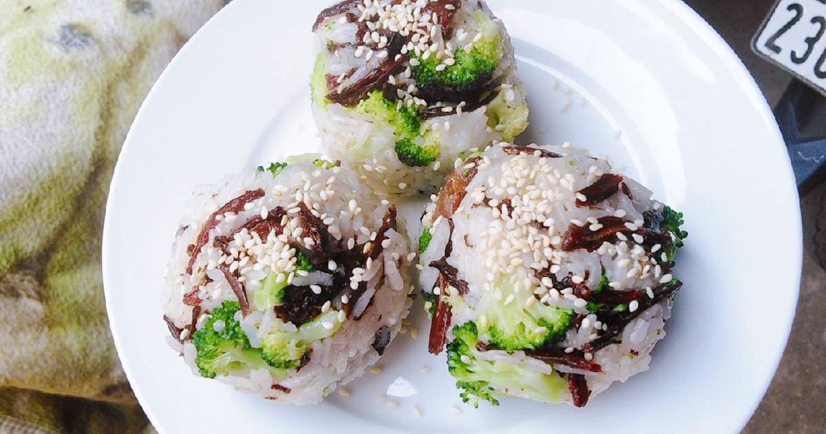 Cơm nắm cá cơm