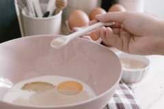 Cho 1 quả trứng gà, 150ml sữa tươi, 60gr đường, 10gr men khô (men nở), vanilla ectract (tinh chất vani) vào tô, dùng phới lồng trộn đều cho các nguyên liệu hoà quyện vào nhau thành hỗn hợp sệt.