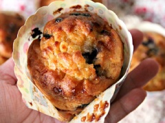 Bánh muffins việt quất chocolate trắng mềm xốp, thơm ngon và rất dễ để làm tại nhà mà không quải qua quá nhiều bước phức tạp. Nếu bạn đang muốn làm bánh đãi cả nhà thì hãy thử ngay công thức này nha.
