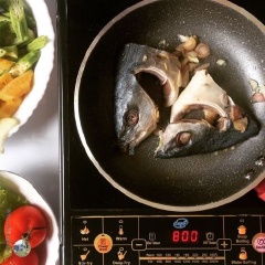 Cá cam mua về làm sạch rửa qua mới muối cho sạch và bớt mùi tanh. Cắt khúc vừa ăn. Ướp vào cá 1 muỗng cafe hạt nêm cùng hành tím. Phi thơm tỏi và hành tím để chiên sơ cá. Tỏi và hành tím cháy xém vàng bốc mùi thơm thả cá vàng chiên sơ 2 mặt.