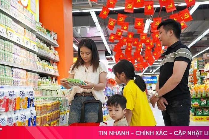 Siêu thị 'tung' ưu đãi lớn, người dân thoải mái mua sắm trong dịp lễ - Báo Hà Tĩnh