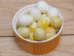 Trứng cút luộc chín ngâm trong nước lạnh khoảng 5 phút rồi bóc sạch vỏ. Rửa sạch gà rồi chặt thành từng miếng vừa ăn. Thái hành khô và gừng thành từng lát mỏng.