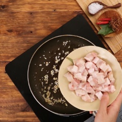Phi thơm 5gr hành tím băm, 5gr tỏi băm rồi cho 100gr thịt ba chỉ cắt nhỏ vào xào cho đến khi săn lại. Cho 200gr măng tươi cắt nhỏ vào nồi xào đều tay trong 5 phút.