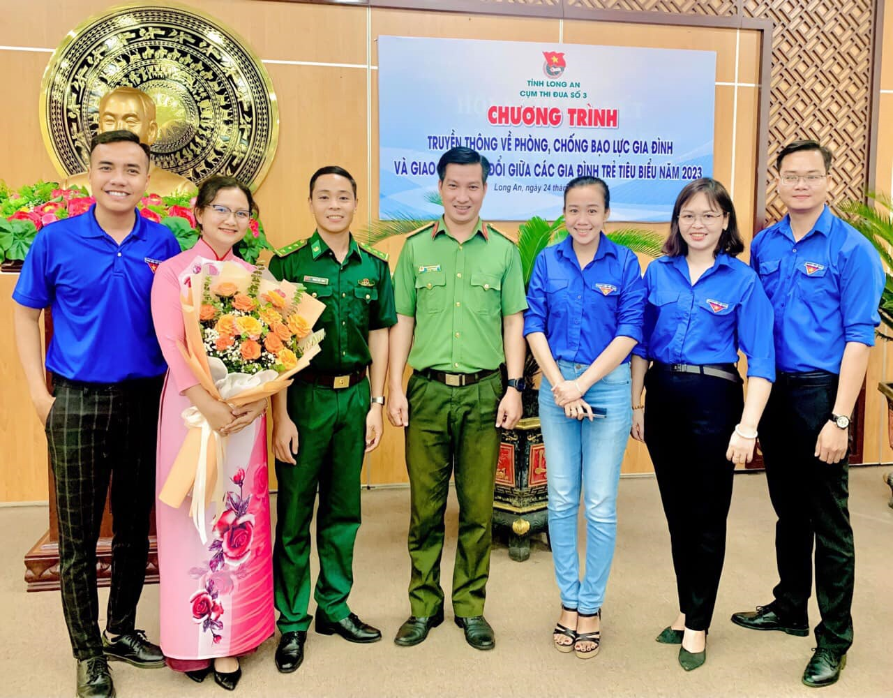 ...và đồng chí Văn Thị Vàng (thứ hai, bên trái) – UV.BTV Đoàn trường được tuyên dương “Gia đình trẻ tiêu biểu năm 2023” tại chương trình