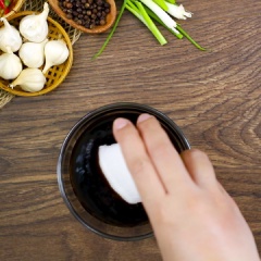Pha sốt: Cho 30gr tương cà, 15gr dầu hào, 15gr đường, 20ml giấm, 20ml nước tương vào chén, khuấy đều.