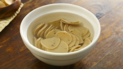 Cách làm bánh đồng tiền - súp bánh phồng: Ngâm bánh phồng tôm trong nước lạnh khoảng 1 tiếng, tùy vào loại bánh phồng mà bạn mua có mềm nhanh hay không nhé. Có thể kiểm tra bằng tay, nếu thấy ấn vào dễ dàng là được.