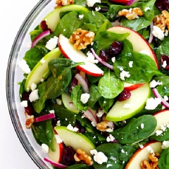 Salad táo cải bó xôi ngon lành và cực kì hấp dẫn với hương vị tươi xanh, ngon ngon, thích hợp cho chị em đang ăn kiêng đấy. Còn chờ gì nữa mà chúng ta không lưu ngay công thức lại nào.