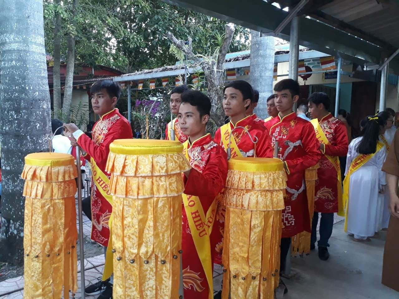 Các bạn nam cũng không hề kém cạnh nhé