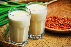 Sữa đậu phộng thơm béo là thức uống bổ dưỡng giàu chất béo và dưỡng chất rất tốt cho người muốn tăng cân. Hãy uống ngay 1 lý thức uống ngon lành này thường xuyên để cơ thể không còn gầy còm nữa nhé!