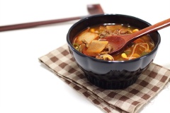 Canh thịt bò nấu giá đỗ có vị ngọt thanh của thịt, giá đỗ và củ cải kèm một chút cay cay của ớt. Món ăn rất thích hợp cho những ngày hơi se lạnh. Uống một bát canh vừa thơm vừa nóng ấm sẽ giúp cơ thể bạn được thư giãn sau một ngày làm việc mệt mỏi.