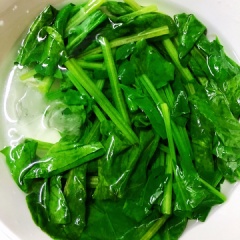 Rau nấu nước sôi cho xíu muối luộc sơ vớt ra ngâm qua nước đá. Vớt ra để ráo thêm 1 muỗng canh canh dầu mè + ít mè rang. Phi thơm ít tỏi băm nhỏ xào cà rốt vừa chín nêm xíu hạt nêm.