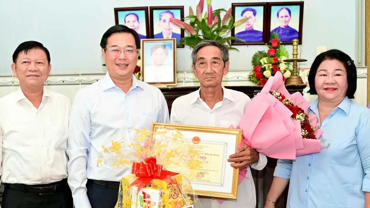 Phó Bí thư Thường trực Thành ủy TPHCM Lê Quốc Phong thăm, chúc thọ người cao tuổi - Báo Sài Gòn Giải Phóng