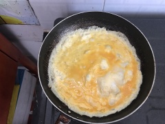 Cho dầu ăn vào chảo làm nóng, đổ trứng vào rán, không đợi trứng chín cho mì đã xào vào ngay giữa chảo. Dùng đũa lật ngược trứng lại và tạo thành hình thoi sao cho trứng ôm lấy mì.
