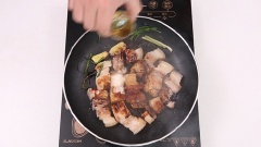 Đun nóng 2 muỗng canh dầu ăn, cho gừng, đầu hành lá vào xào thơm rồi cho thịt ba chỉ vào đảo cho cháy cạnh. Sau đó thêm 500ml nước, 2 muỗng cà phê đường, 1 muỗng canh nước tương, 1 muỗng canh nước tương đậm đặc, 2 muỗng cà phê muối vào, đun sôi. Hạ lửa, đun liu riu trong 60-90 phút hoặc cho đến khi sốt cạn sệt lại thì tắt bếp.