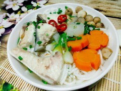 Cho cọng bánh canh vào tô rồi gắp cá bóp với cà rốt, củ cải, hành ngò vào tô rồi chan nước dùng lên, dùng nóng. Nước dùng thanh ngọt, đậm đà với từng miếng cá tươi ngon, mềm thơm, béo ngậy quyện với những cọng bánh canh trắng ngần, thật hấp dẫn. Đây là món bánh canh cá bớp tươi, thơm ngon, dễ nấu, bạn có thể nấu cho cả nhà thưởng thức mà không tốn quá nhiều thời gian.
