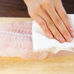 200gr tôm sú (lột vỏ) và 200gr phi lê cá ba sa rửa sạch, thấm khô rồi cho vào ngăn đá tủ lạnh 30 phút. Qua 30 phút lấy ra cho tôm, cá vào máy xay nhuyễn.