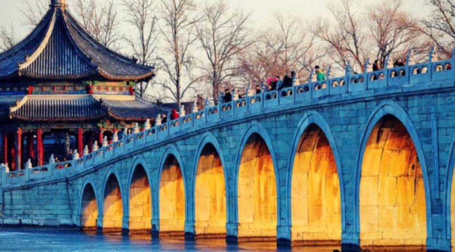 Cầu Thập Thất Khổng với 17 nhịp đá và tượng sư tử là một biểu tượng của Di Hòa Viên