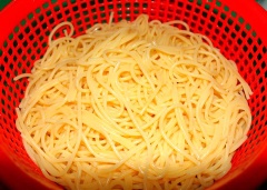 Mì vắt cho vào nồi nước, trụng sơ qua cho mềm, vớt ra, để ráo.