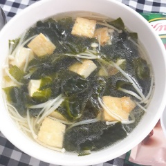 Múc ra tô và thưởng thức thôi. Món canh này có thể ăn riêng, hoặc kèm cơm đều rất ngon.