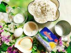 Đầu tiên bạn cho 280g bột mì vào tô sạch, thêm muối, đường, sữa bột và trộn đều rồi cho men nở vào trộn đều lần nữa. Cho trứng gà và từ từ nước vào tô bột, trộn đều cho thành 1 khối bột và tiến hành nhồi bột khoảng vài phút sau đó mới cho bơ vào nhồi tiếp thêm vài phút nữa, lúc này khối bột đã không còn dính tay và trở nên mềm mịn là được. Cho khối bột vào tô và bọc kín bằng màng bọc thực phẩm, để cho bột nở to gấp đôi lúc đầu.