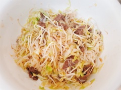 Làm nước sốt trộn gỏi gồm: 4 muỗng canh nước mắm, 2 muỗng canh đường, nước cốt 1 quả chanh. Đun sôi nước mắm và đường cho đến khi hơi sệt lại. Sau đó cho ra chén cho thệt nguội rồi vắt chanh vào. Cho vào thêm 1/2 muỗng cà phê tiêu vào trộn đều.Cho bún gạo, thịt bò và rau cải ra tô. Rưới nước sốt lên trên rồi trộn đều là hoàn thành. Khi ăn cho hung quế thái nhỏ, đậu phộng và tỏi phi lên mặt.Cho bún gạo, thịt bò và rau cải ra tô. Rưới nước sốt lên trên rồi trộn đều là hoàn thành.
