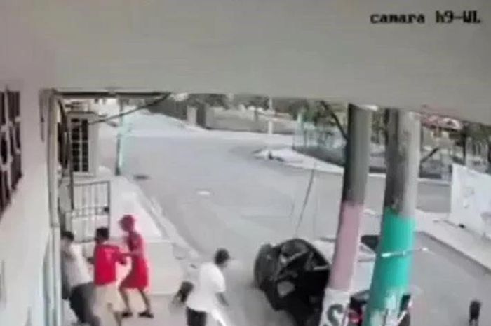 Hai chú chó lao ra bảo vệ chủ, đẩy lùi nhóm nghi phạm bắt cóc ngay trước cửa nhà - Tạp chí Doanh Nghiệp Việt Nam