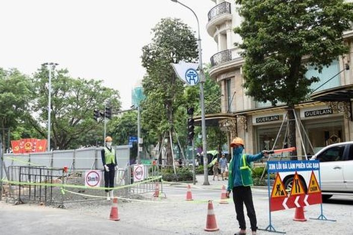 Hà Nội rào chắn loạt tuyến phố trung tâm để thi công chống ngập úng - Báo Sức Khỏe &amp; Đời Sống