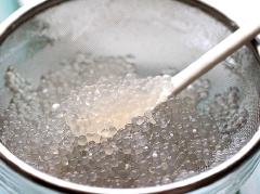 Trong nồi khác, đun sôi 3 chén nước. Khi nước sôi, thả bột báng vào và giảm nhiệt. Khi bột báng trở nên trong và mờ, mềm, phần giữa hạt bột báng không còn màu trắng nữa. Thêm nước nếu nước bị cạn. Sau đó, tắt bếp, vớt bột báng ra, thả vào nước lạnh để không bị dính vào nhau. Vớt bột báng ra chén để chuẩn bị thưởng thức.