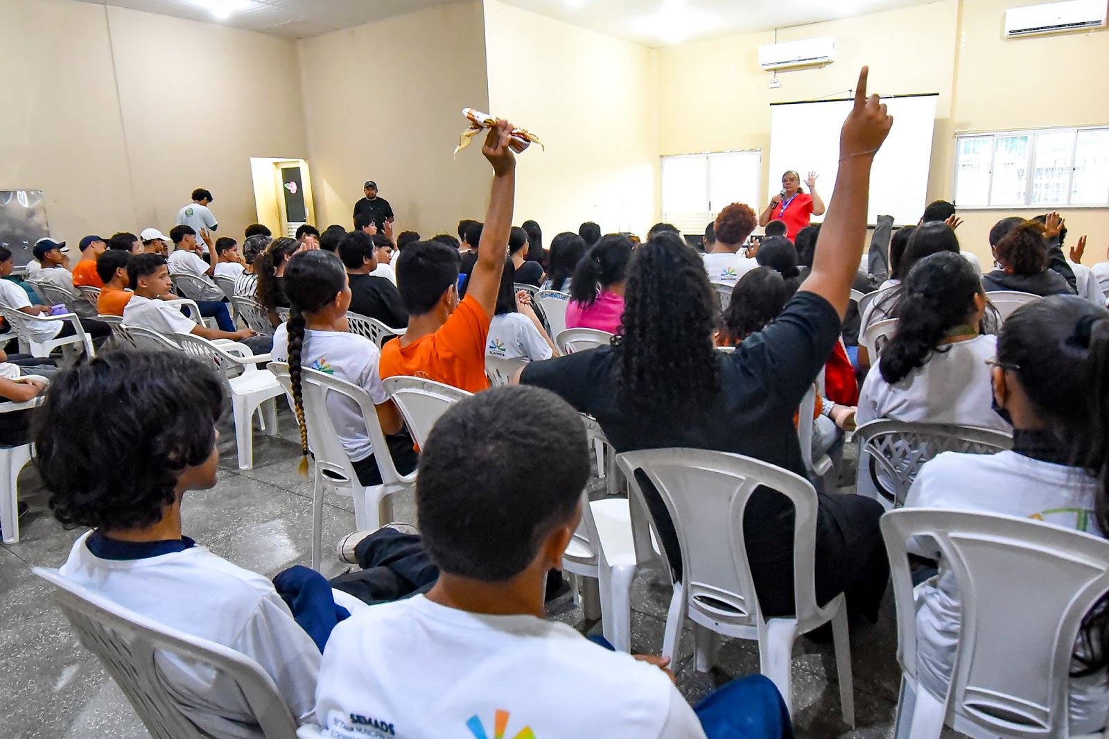 Estudante do Projeto Crescer manuseia máquina de costura industrial durante oficina profissionalizante em Roraima