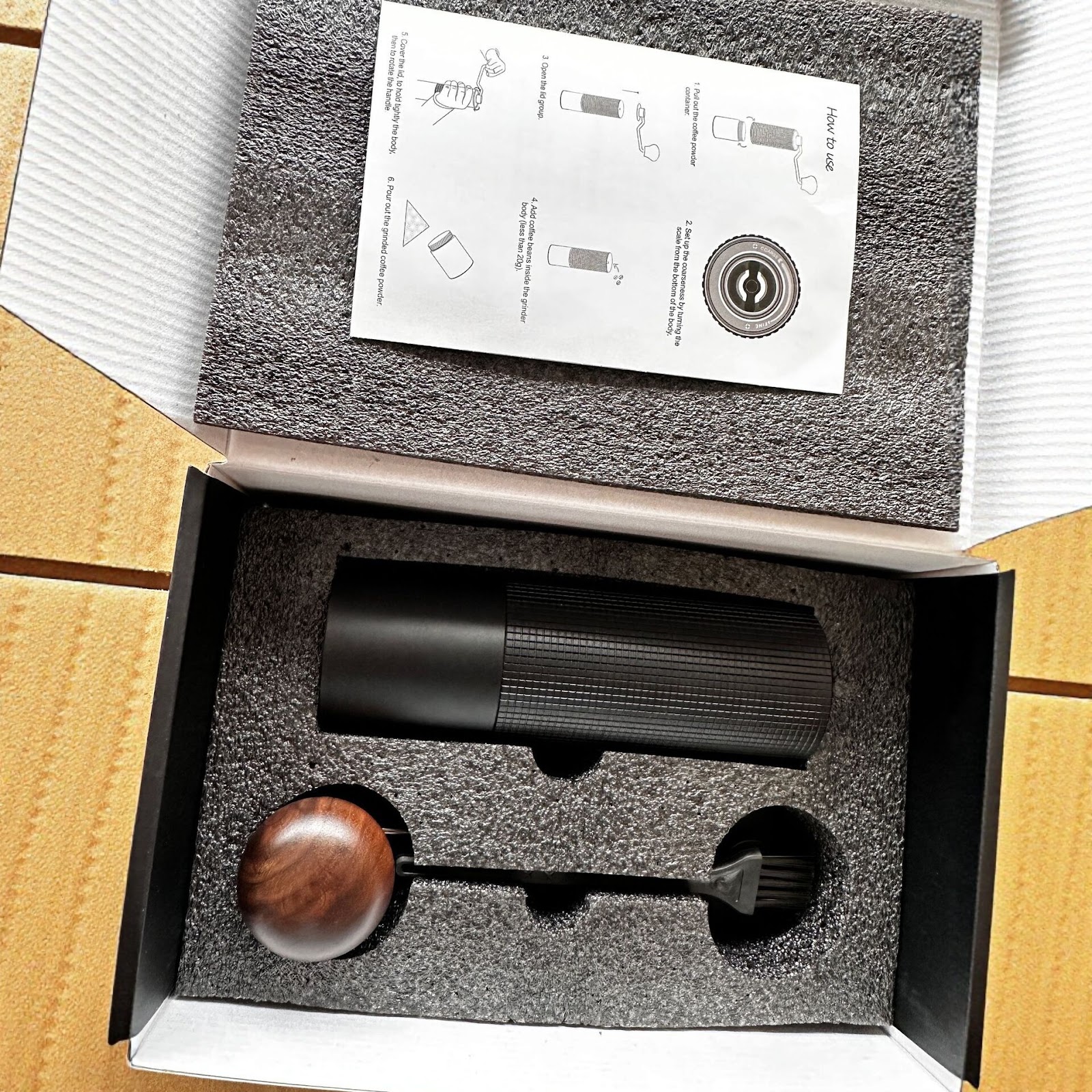 Manual coffee grinder, portable