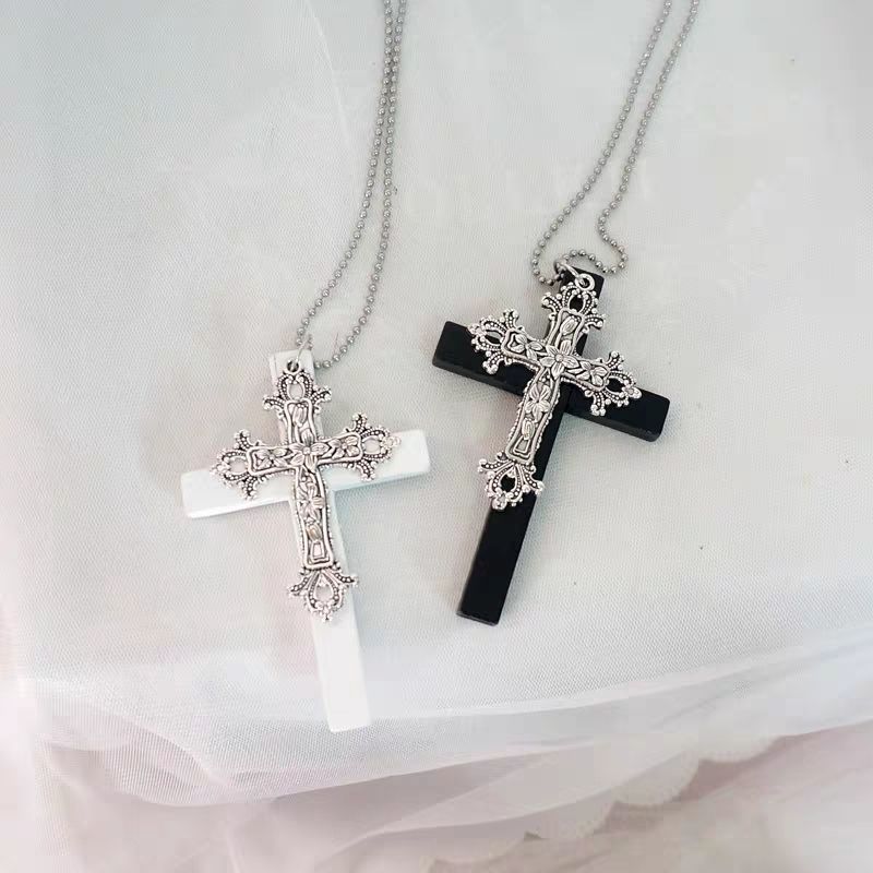 Legierungskette mit großem Kreuzanhänger