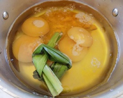 Sau đó mới vớt bánh trôi ra, tiếp tục cho vào nồi nước đường nấu thêm vài phút là tắt bếp.
