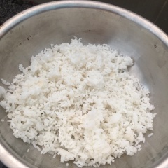 Để tạo màu đẹp tự nhiên dùng cà rốt ép lấy nước màu cam trộn với cơm ra màu đẹp tự nhiên.