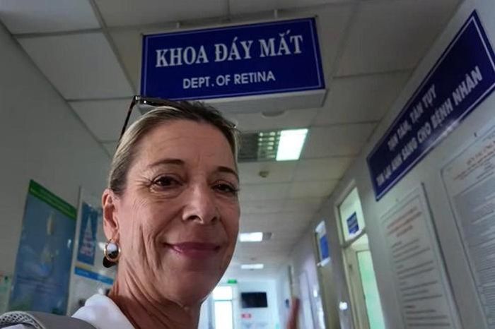 Nữ du khách Mỹ bất ngờ với chi phí khám mắt 45.000 đồng tại Đà Nẵng - Báo Người Lao Động