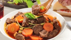 Với cách nấu bò sốt vang thông thường bạn mất khá nhiều thời gian, nhưng chia sẻ của mình sử dụng nồi đa năng Elmich giúp bạn rất nhiều đó. Vị ngon và mùi thơm của thịt bò hầm sốt vang sẽ chinh phục được tất cả thành viên trong gia đình bạn, cùng làm ngay thôi nào. Lưu ngay cách nấu bò sốt vang kiểu pháp đơn giản này ngay nhé!