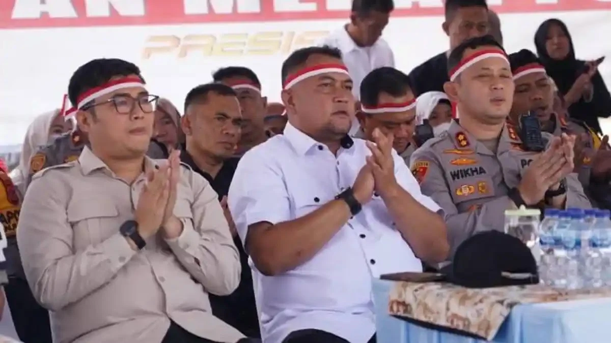 Kapolres Bogor AKBP Wikha Ardilestanto menyerahkan kunci rumah hasil renovasi program Rumah ASRI kepada warga kurang mampu di Kabupaten Bogo