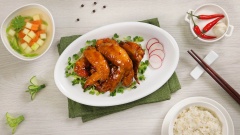 Bày gà chiên nước mắm ra đĩa, ăn cùng cơm nóng, thêm rau salad và canh súp ăn kèm là đã có một bữa ăn đầy đủ dinh dưỡng cho cả nhà. Món này dùng khi còn nóng sốt, cánh gà vàng đều, thấm đẫm nước sốt mằn mặn, ngọt thơm và cay cay hòa quyện đậm đà, ai cũng gật gù khen ngon.