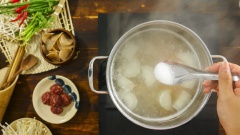 Với nồi nước dùng súp bánh phồng sau khi hầm thêm 30 phút nữa thì các bạn bắt đầu giai đoạn nêm nếm cho vừa miệng, thêm hành tím băm cho thơm nhé. Cuối cùng các bạn cho thêm tỏi băm phi giòn vào.