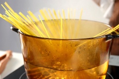 Luộc mì: Cho 1 muỗng cà phê muối vào nồi nước đang sôi, thả 200gr mì Ý vào luộc trong vòng 8 phút. Vớt ra, thêm vào 1 muỗng canh dầu o-liu và trộn đều.