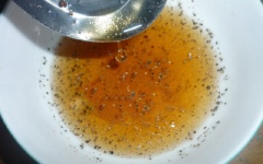 Pha nước mắm: Hòa tan 2 muỗng canh nước mắm, 1 muỗng canh đường trắng, 1/2 muỗng cà phê tiêu với 1/3 chén nước lọc, khuấy đều.