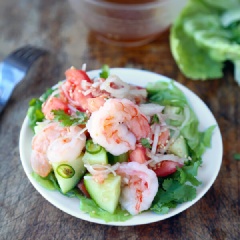 Một dĩa salad tôm dưa leo kiểu Thái đầy đủ chất dinh dưỡng, vừa thơm ngon vừa hỗ trợ chị em giảm cân hiệu quả. Cách làm không hề khó nên nhanh tay thêm ngay vào sổ tay ăn kiêng của mình nhé.