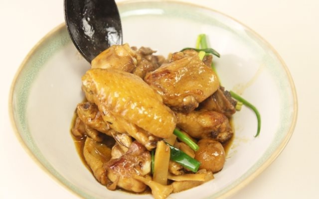Gà Kho Hạt Dẻ