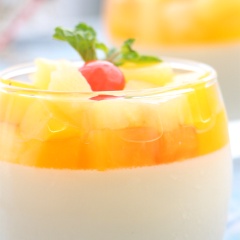 Khoảng 2 giờ thì Panna cotta sẽ đông lại, khi đó bạn cho các loại trái cây yêu thích lên trên, có thể dùng trái cây nhiệt đới của Dole vừa đầy đủ các loại trái cây vừa rất thích hợp để dùng chung với Panna cotta vani.