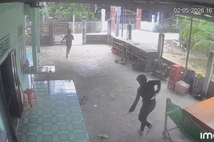 CLIP: Táo tợn vào sân trộm xe, rút hung khí đe dọa chủ nhà - Báo Người Lao Động