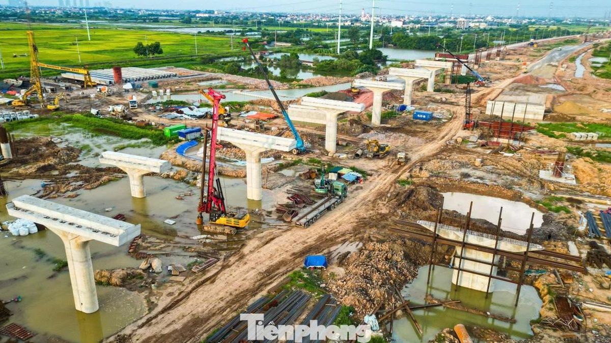 Cầu Mễ Sở và cầu cạn Vành đai 4 dần lộ diện sau nhiều tháng thi công - Báo Tiền Phong