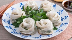 Bày trí há cảo ra đĩa, khi ăn có thể chấm cùng nước tương, tương ớt hoặc các thức chấm tùy thích. Há cảo có thể làm món điểm tâm sáng rất tuyệt vời cho gia đình bạn.